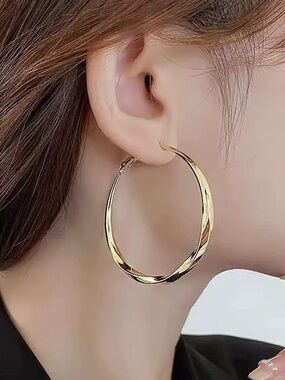 *** High Quality Gold Twisted Hoop Earrings for Women - Elegant Everyday Hoops